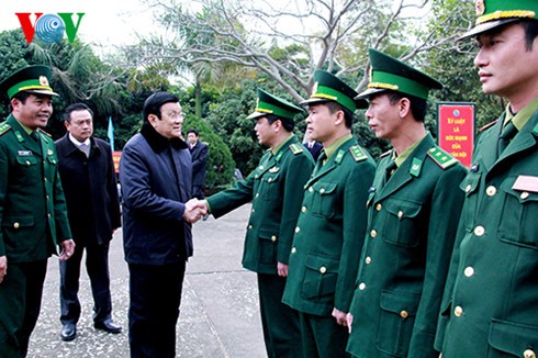 Chủ tịch nước thăm hỏi cán bộ chiến sĩ đồn biên phòng Hữu Nghị.