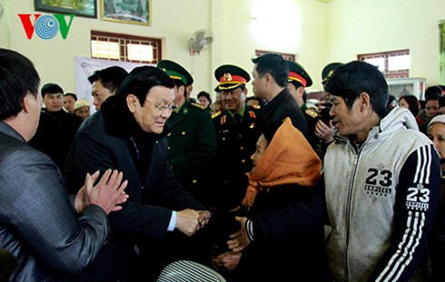 Chủ tịch nước Trương Tấn Sang thăm và tặng quà người dân xã 3 xã Mẫu Sơn, Tú Mịch và Yên Khoái, thuộc huyện biên giới Lộc Bình.