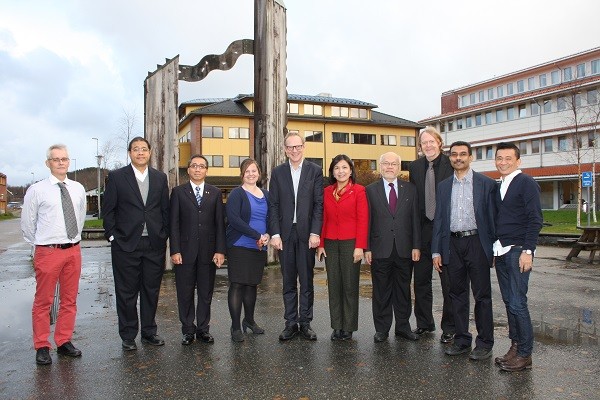 Đại sứ Lê Thị Tuyết Mai (áo đỏ) cùng Hiệu trưởng và một số giáo sư của Đại học Nordland, Thành phố Bodo sau cuộc làm việc tại trường ngày 4/11/2015 (Ảnh: Hoàng Tuấn)