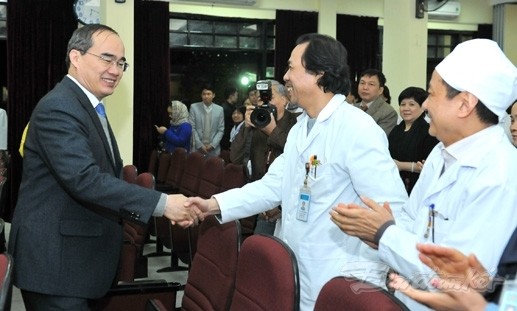 Chủ tịch Ủy ban Trung ương Mặt trận Tổ quốc Việt Nam Nguyễn Thiện Nhân chúc mừng các y, bác sĩ Bệnh viện Phổi Trung ương