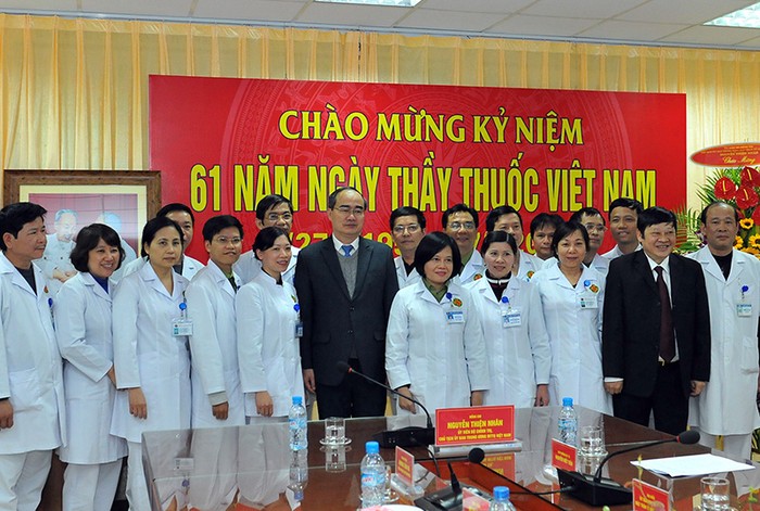 Đồng chí Nguyễn Thiện Nhân chúc mừng đội ngũ cán bộ, y bác sĩ BV Quân y 354.