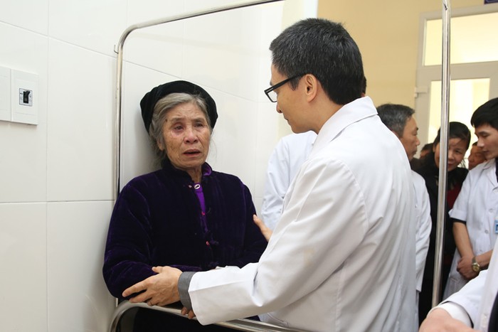Phó Thủ tướng ân cần thăm hỏi một bệnh nhân cao tuổi đang điều trị tại Bệnh viện đa khoa huyện Cẩm Thủy.