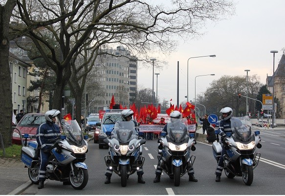 Cảnh sát Đức dẫn đường và hộ tống cho đoàn biểu tình. Trong ảnh, đoàn biểu tình bắt đầu được cảnh sát dẫn đường tuần hành vào khu trung tâm.