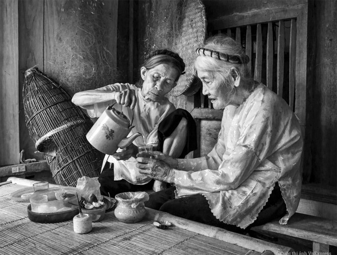 Những cụ bà nông thôn an nhàn tuổi già bên nhau. Ảnh: Nguyễn Huỳnh Mai.