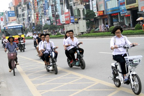 Hà Nội: Buộc thôi học một tuần nếu học sinh-sinh viên vi phạm giao thông lần 2 (Ảnh: hanoimoi.com.vn)