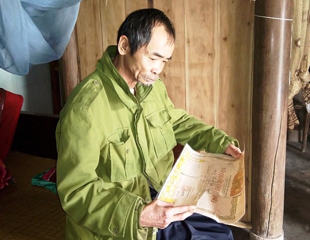 Dù sức khỏe đang rất yếu, nhưng ông Trần Quang Tuấn, (anh trai liệt sỹ Trần Văn Quyết) vẫn kể rành mạch những chuyện về liệt sỹ Quyết (Ảnh: Thủy Phan)