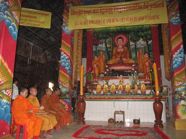 Lễ cầu siêu anh hùng liệt sỹ tại chùa Phước Long Tự, Campuchia (Ảnh: Nguyễn Chương)