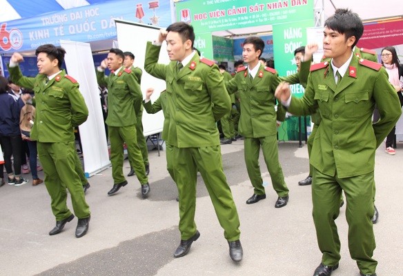 Học viên Học viện Cảnh sát nhảy dân vũ tại khu vực tư vấn tuyển sinh của trường (Ảnh: Thùy Linh)