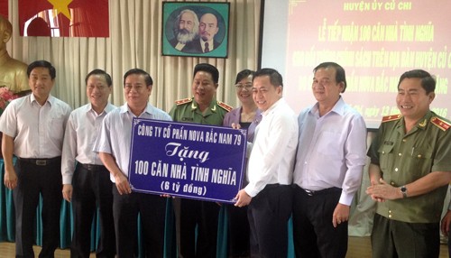 Ông Phan Văn Anh Vũ, Chủ tịch HĐQT Công ty Cổ phần Nova Bắc Nam 79 trao tặng món quà 100 căn nhà tình nghĩa (trị giá 6 tỷ đồng) cho huyện Củ Chi