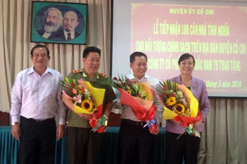 Trung tướng Bùi Văn Thành và đại diện nhà tài trợ Phan Văn Anh Vũ, Chủ tịch HĐQT Công ty Cổ phần Nova Bắc Nam 79 nhận hoa thay cho lời cảm ơn sâu sắc của nhân dân Củ Chi