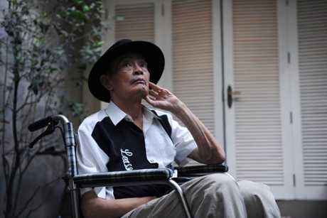 Nhạc sĩ Thanh Tùng trên xe lăn tại nhà riêng ở Hà Nội vài tháng trước. (Ảnh: vtc.vn)