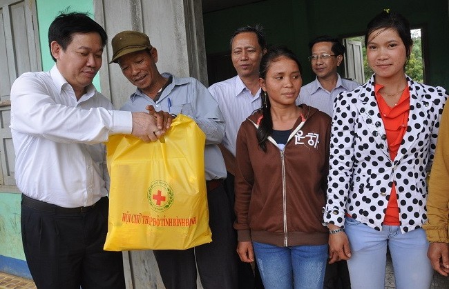 Đại biểu Quốc hội Vương Đình Huệ trao tặng quà cho các gia đình chính sách thuộc xã vùng cao An Toàn, huyện An Lão, tỉnh Bình Định.