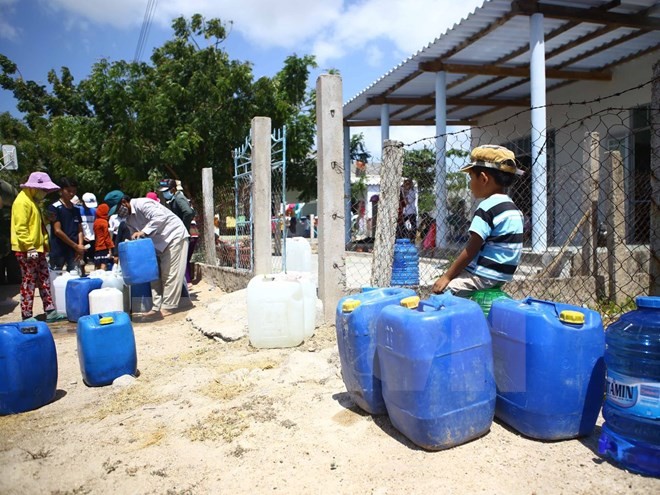 Người dân tại Ninh Thuận nhận nước từ đoàn hỗ trợ.