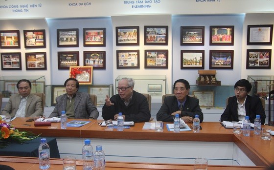 TS Lê Viết Khuyến (ngồi giữa), Trưởng ban Hỗ trợ chất lượng giáo dục Đại học – Hiệp hội các trường Đại học, Cao đẳng Việt Nam nêu ý kiến (Ảnh: Thùy Linh)