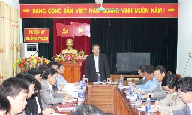 Ông Hoàng Đăng Quang, Bí thư Tỉnh ủy Quảng Bình trong một buổi làm việc với Ban thường vụ Huyện ủy Quảng Trạch (Ảnh: Báo Quảng Bình)