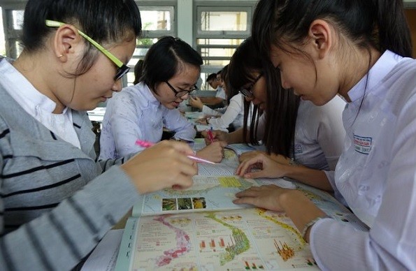 Thầy giáo chỉ cách làm bài thi môn Địa lý đạt điểm cao (Ảnh: kienthuc.net.vn)