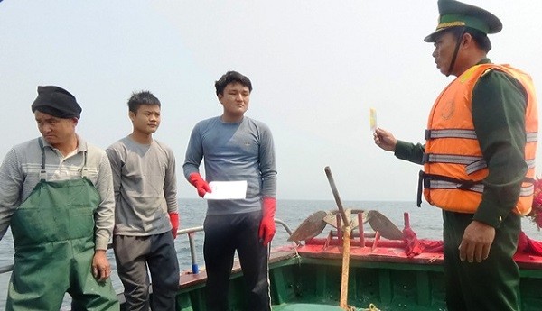 Không chỉ đánh bắt vi phạm chủ quyền, những ngư dân Trung Quốc còn tỏ thái độ bất hợp tác, xem thường lời cảnh cáo của Bộ đội Biên phòng Việt Nam (Ảnh: Bộ đội Biên phòng cung cấp)