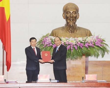 Thừa ủy quyền của Chủ tịch nước, Thủ tướng Nguyễn Xuân Phúc trao quyết định bổ nhiệm cho Bộ trưởng Bộ Văn hóa thể thao và du lịch Nguyễn Ngọc Thiện