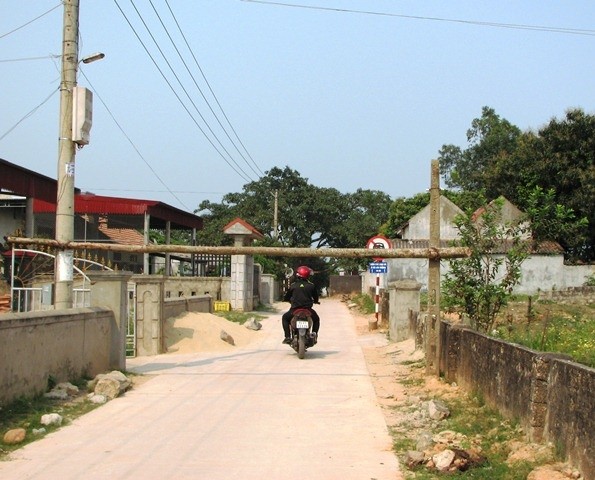 Dân lập rào chắn chặn xe đi vào đường làng (Ảnh: Thủy Phan)