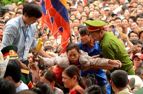 Trong bối cảnh thiêng liêng, tôn kính người Việt lại hung hăng bất chấp mọi thứ (Ảnh: news.zing.vn)