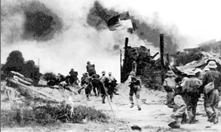 Bộ đội Sư đoàn 320A đánh chiếm căn cứ Đồng Dù ngày 29/4/1975 (Ảnh: CAND)