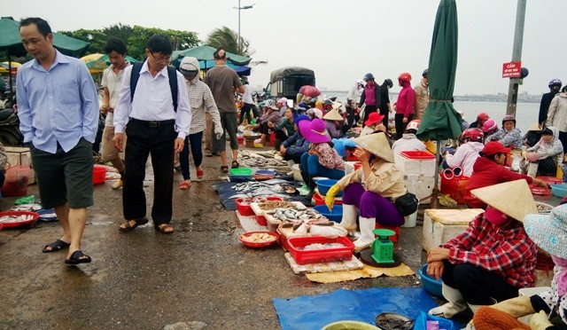 Nhiều loại cá đắt tiền được bày bán la liệt ở chợ với giá rẻ, nhưng người dân đều tỏ ra dửng dưng khi đi qua các gian này. (Ảnh: Thủy Phan)