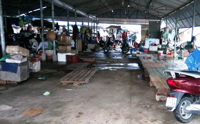 Những gian hàng bán cá biển ở chợ Bắc Lý (TP. Đồng Hới, Quảng Bình) không một bóng người. (Ảnh: Thủy Phan)