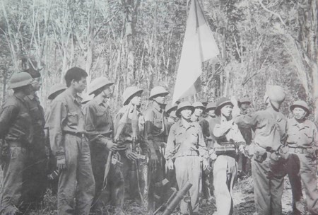Tại Biên Hòa (Đồng Nai) diễn ra Lễ bàn giao cờ chiến thắng cho Đại đội 2 (hai lần Anh hùng) thuộc Tiểu đoàn 9, Trung đoàn 3, Sư đoàn 304, Quân đoàn 2 trước khi bước vào Chiến dịch Giải phóng Sài Gòn. Ảnh tư liệu