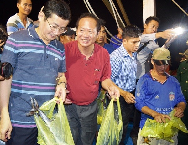 Bộ trưởng Trương Minh Tuấn cùng một số lãnh đạo tỉnh Quảng Bình đã trực tiếp đến cảng Nhật Lệ mua cá ủng hộ ngư dân. (Ảnh: Ngô Huyền)