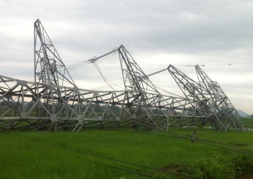 Cột đường dây truyền tải 500 kV Quảng Ninh - Hiệp Hòa (Bắc Giang) đoạn đi qua địa bàn xã Tiến Dũng (huyện Yên Dũng, Bắc Giang) bị đổ (Ảnh Anh Minh/ giaoduc.net.vn)