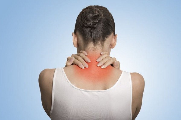 Triệu chứng đau vai gáy đầu tiên mà người bệnh có thể dễ dàng nhận thấy đó là đau cơ vùng cổ gáy, vai và phần lưng trên. Ảnh minh họa