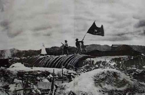 Lá cờ “Quyết chiến quyết thắng” của Quân đội Nhân dân Việt Nam tung bay trên nóc hầm tướng De Castries. (Ảnh: Tư liệu/Báo nhân dân)