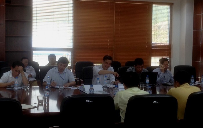 Tiến sĩ Trịnh Thành trao đổi cùng lãnh đạo Công ty Điện lực Dầu khí Hà Tĩnh tại buổi kiểm tra.