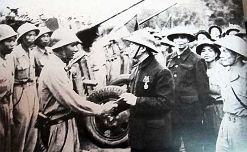 Đại tướng Võ Nguyên Giáp thăm và kiểm tra bộ đội pháo binh trong Chiến dịch Điện Biên Phủ.