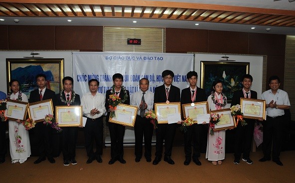 Thứ trưởng Nguyễn Vinh Hiển chụp ảnh cùng các em học sinh đạt giải