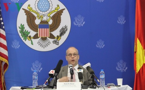 Trợ lý Ngoại trưởng Mỹ Daniel Russel phát biểu với các phóng viên tại Hà Nội.
