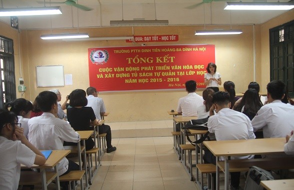Lễ tổng kết cuộc vận động phát triển văn hóa đọc và xây dựng tủ sách tự quản tại lớp học của trường THPT Đinh Tiên Hoàng (Hà Nội).