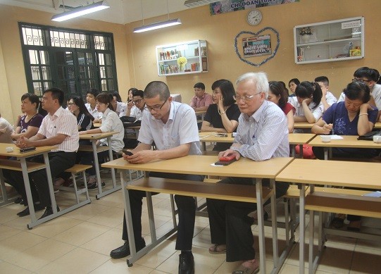 Hình ảnh về tủ sách tự quản tại một lớp học của trường THPT Đinh Tiên Hoàng