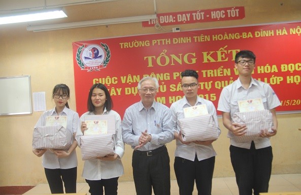 TS.Nguyễn Tùng Lâm- Chủ tịch Hội đồng giáo dục nhà trường trao phần thưởng cho các tập thể lớp có thành tích tốt nhất trong phong trào