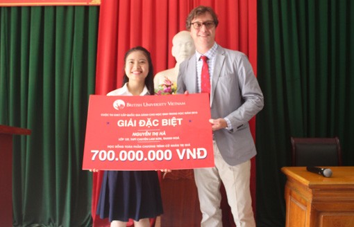 Tổng giám đốc Đại học Anh Quốc tại Việt Nam- ông Jesse David Boone trao suất học bổng toàn phần trị giá 700 triệu đồng cho em Nguyễn Thị Hà.