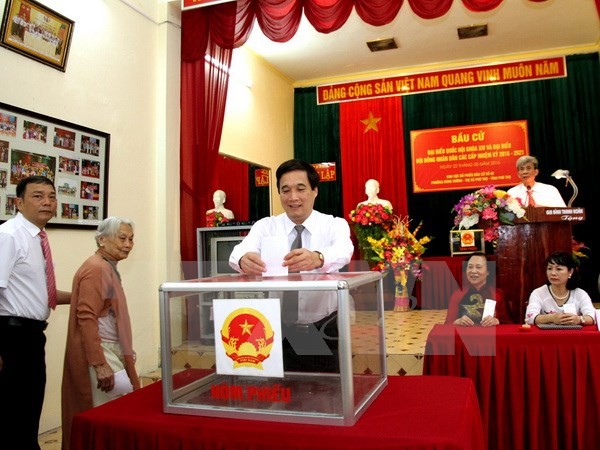 Cử tri phường Hùng Vương, thị xã Phú Thọ, tỉnh Phú Thọ bỏ phiếu tại khu vực bỏ phiếu số 2.