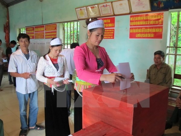 Cử tri dân tộc Mường bỏ phiếu bầu cử tại tổ bầu cử số 2, xã Cúc Phương, huyện Nho Quan, tỉnh Ninh Bình.