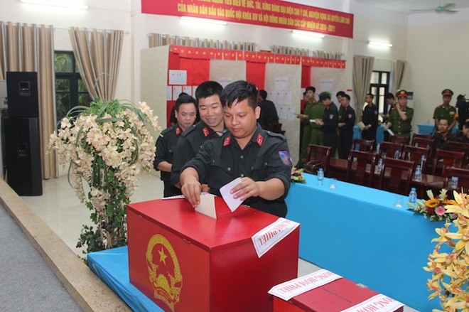 Cán bộ chiến sỹ Bộ Tư lệnh Cảnh sát cơ động tham gia bỏ phiếu.