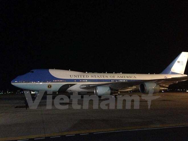 Chiếc máy bay được cho là chở Tổng thống Mỹ Obama hạ cánh xuống sân bay Nội Bài.
