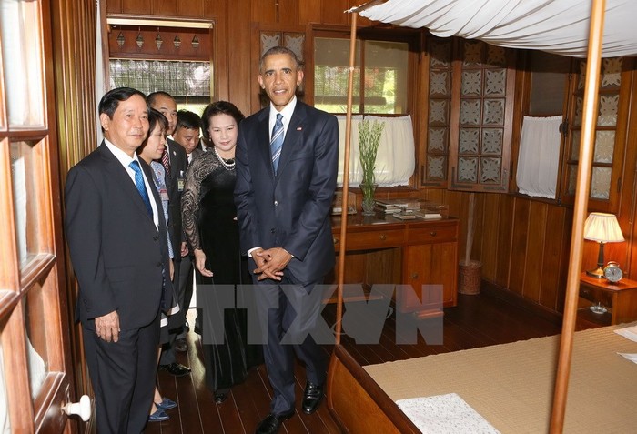 Ảnh: Tổng thống Hoa Kỳ Obama thăm nhà sàn, ao cá Bác Hồ ảnh 5