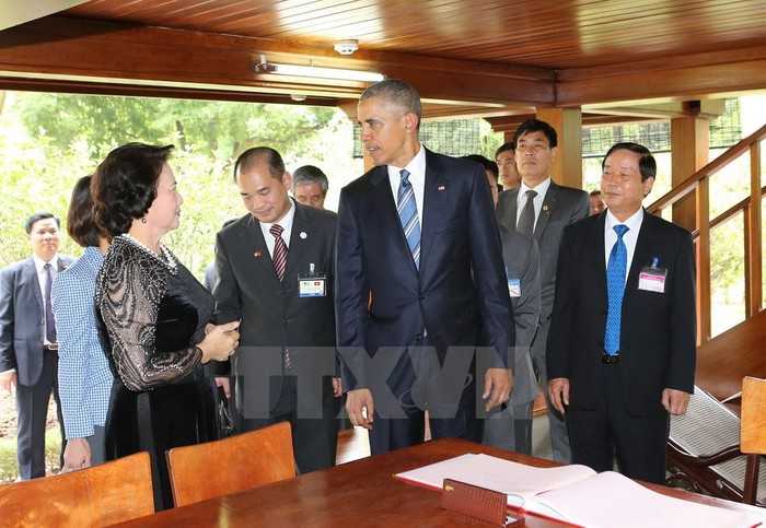 Ảnh: Tổng thống Hoa Kỳ Obama thăm nhà sàn, ao cá Bác Hồ ảnh 6