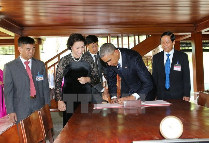 Ảnh: Tổng thống Hoa Kỳ Obama thăm nhà sàn, ao cá Bác Hồ ảnh 7