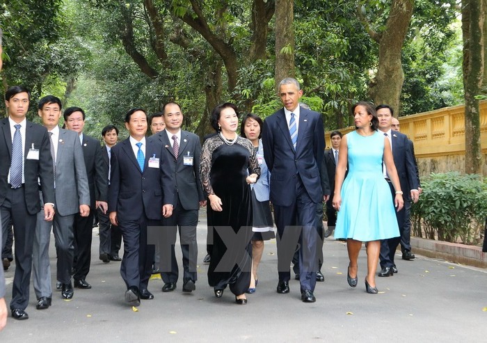 Chủ tịch Quốc hội Nguyễn Thị Kim Ngân đón Tổng thống Barack Obama tới thăm Khu di tích Chủ tịch Hồ Chí Minh trong Phủ Chủ tịch.
