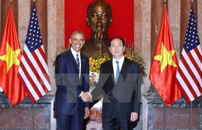 Chủ tịch nước Trần Đại Quang đón Tổng thống Hoa Kỳ Barack Obama.