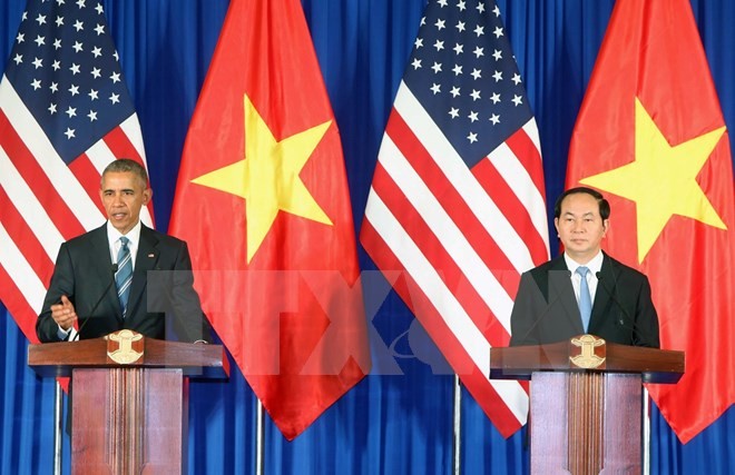Trong cuộc họp báo tại Trung tâm Hội nghị Quốc gia, Tổng thống Barack Obama đã tuyến bố Hoa Kỳ chính thức gỡ bỏ hoàn toàn lệnh cấm bán vũ khí sát thương với Việt Nam.